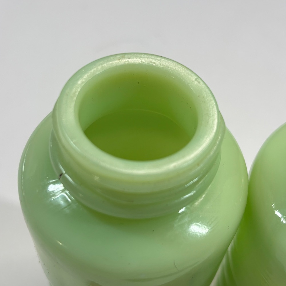 Vintage Jadeite Beehive Ribbed Shakers Uranium glows read - Picture 11 of 11